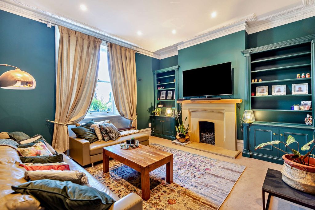 Property photo 2 of 16 Sitting Room
