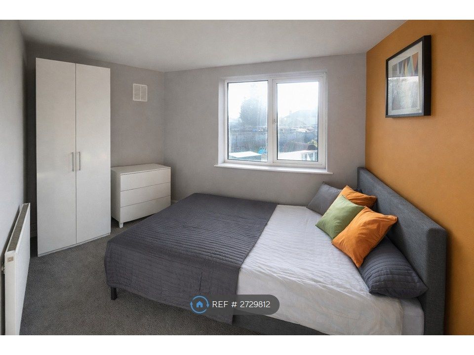 Property photo 1 of 8 Room 3