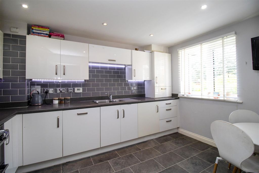 Property photo 2 of 22 Kitchen/Breakfast Room