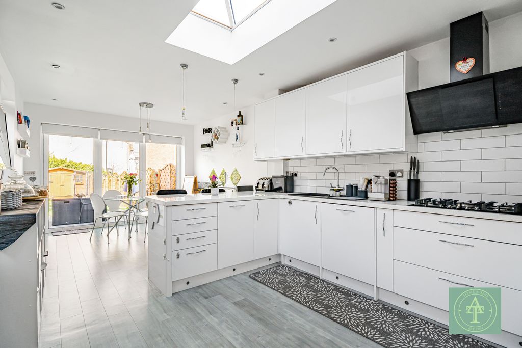 Property photo 2 of 32 Gallery