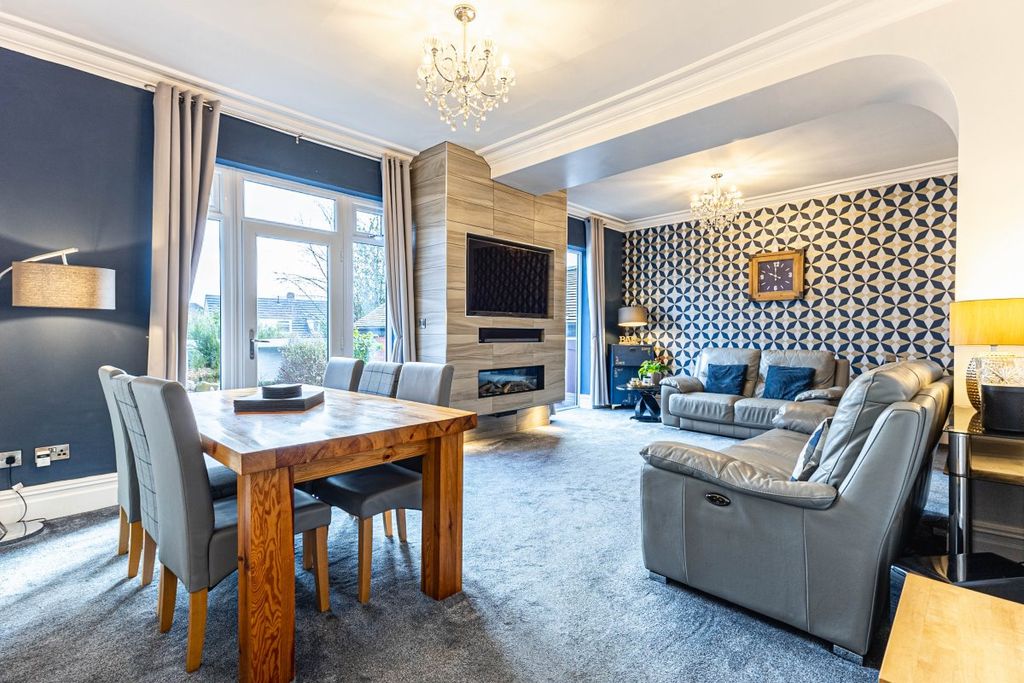 Property photo 3 of 34 Lving Room