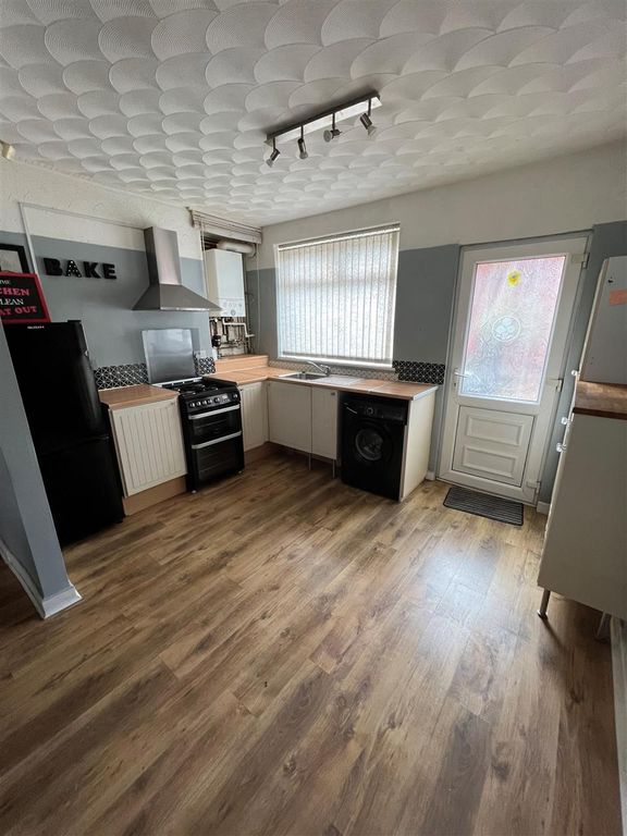 Property photo 2 of 6 Kitchen