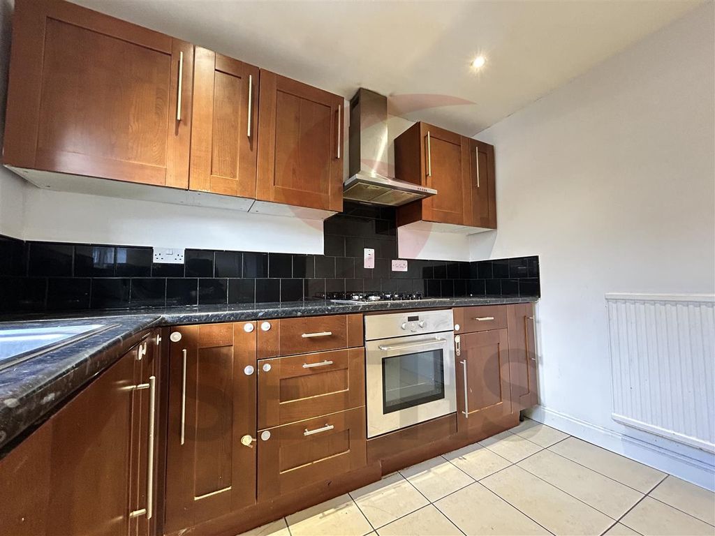 Property photo 3 of 17 Kitchen