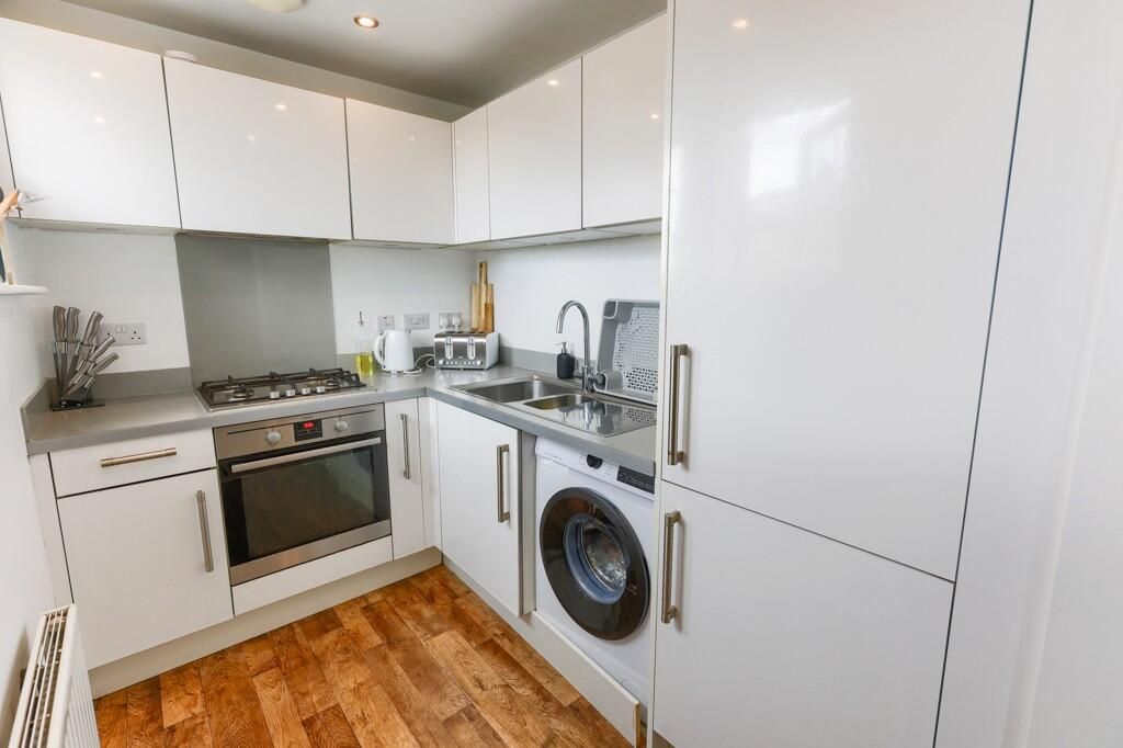 Property photo 1 of 8 3 Bed Terraced House To Rent Leafy Way, London Cr0