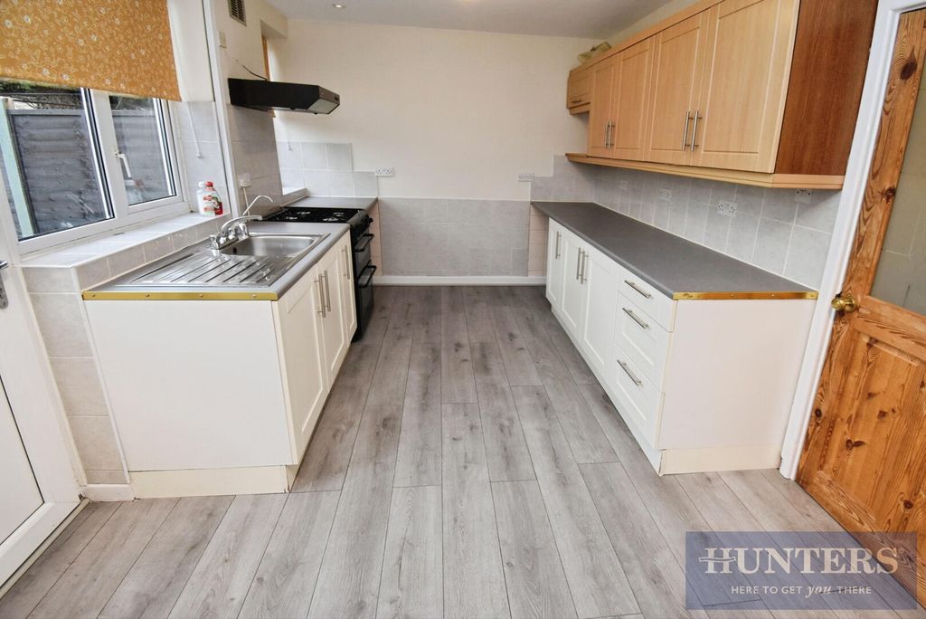 Property photo 3 of 10 Kitchen