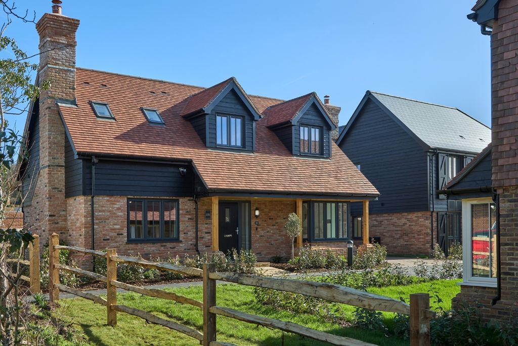 Property photo 1 of 21 72 Whitebeam