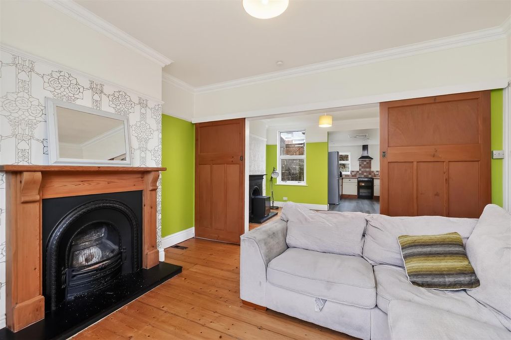 Property photo 2 of 17 Lounge