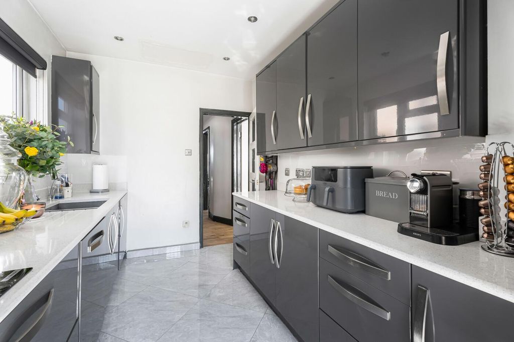 Property photo 3 of 19 Kitchen (Pic 2)