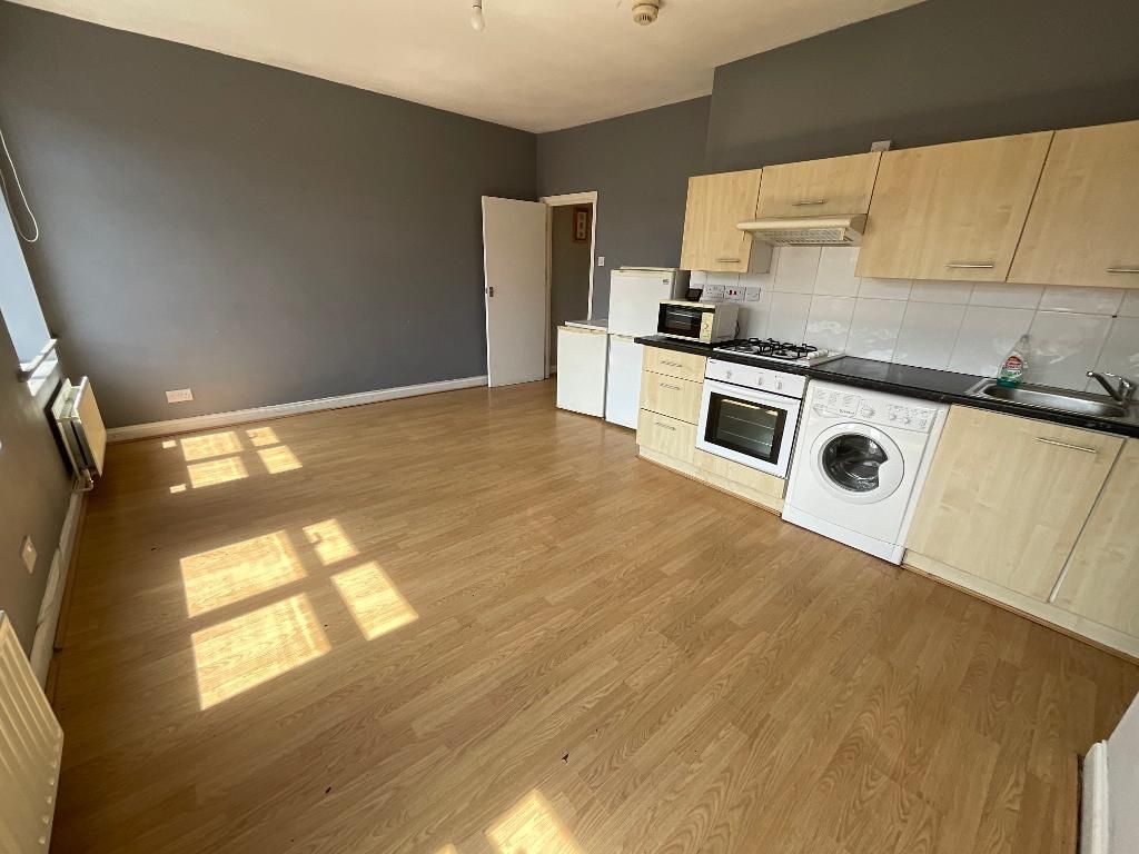 Property photo 2 of 12 Living Room/Kitchen 17'1 x 13'1