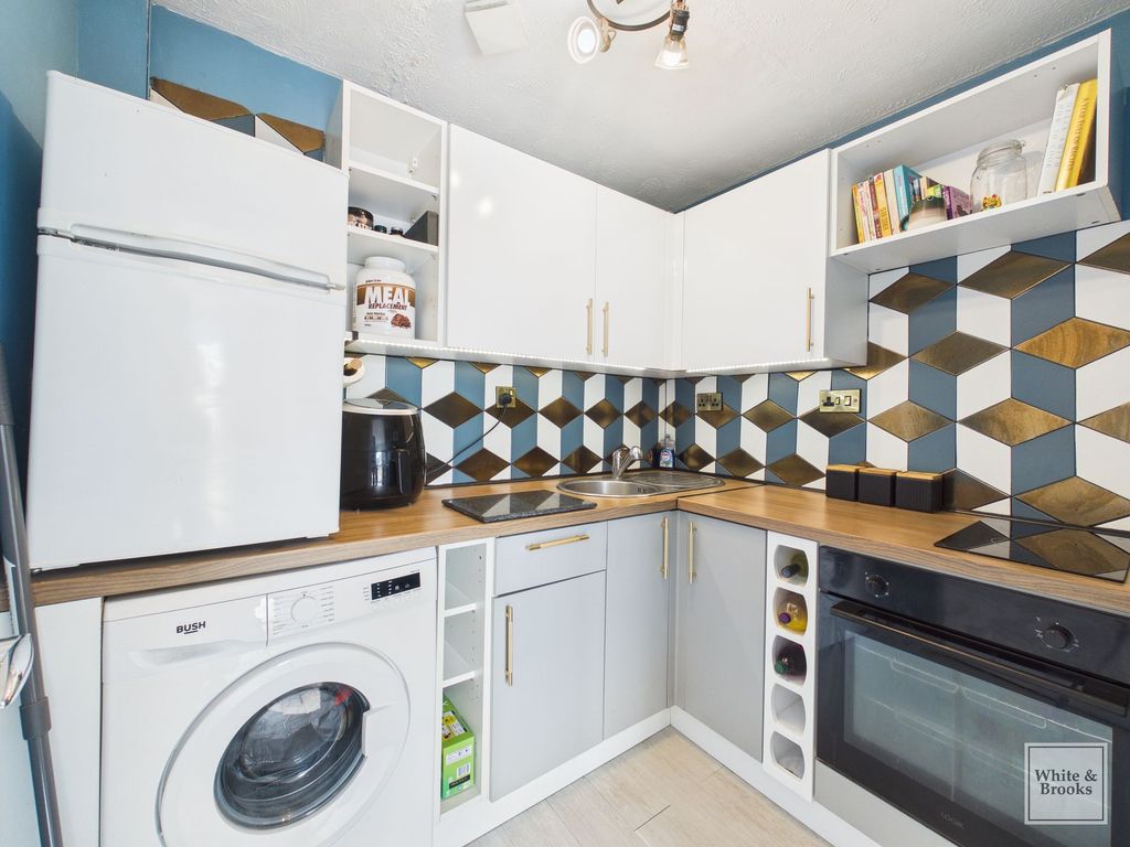 Property photo 3 of 10 Kitchen