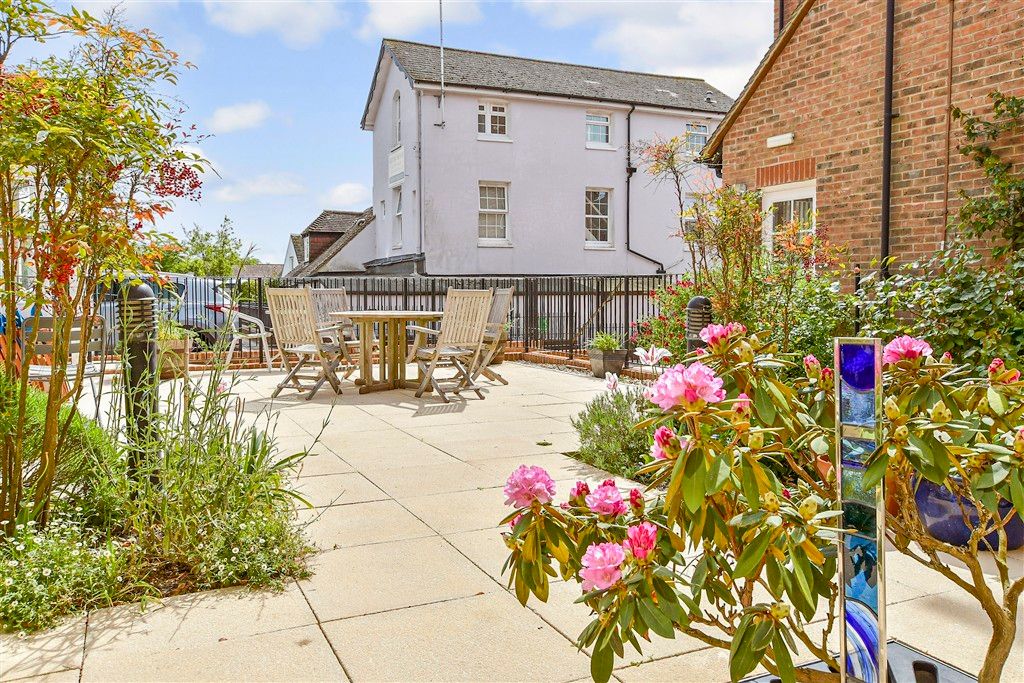 Property photo 2 of 19 Communal Gardens