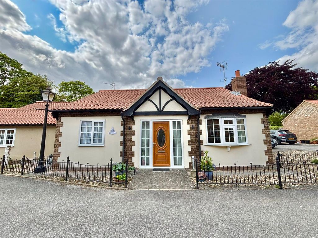 Property photo 1 of 17 Front Garden