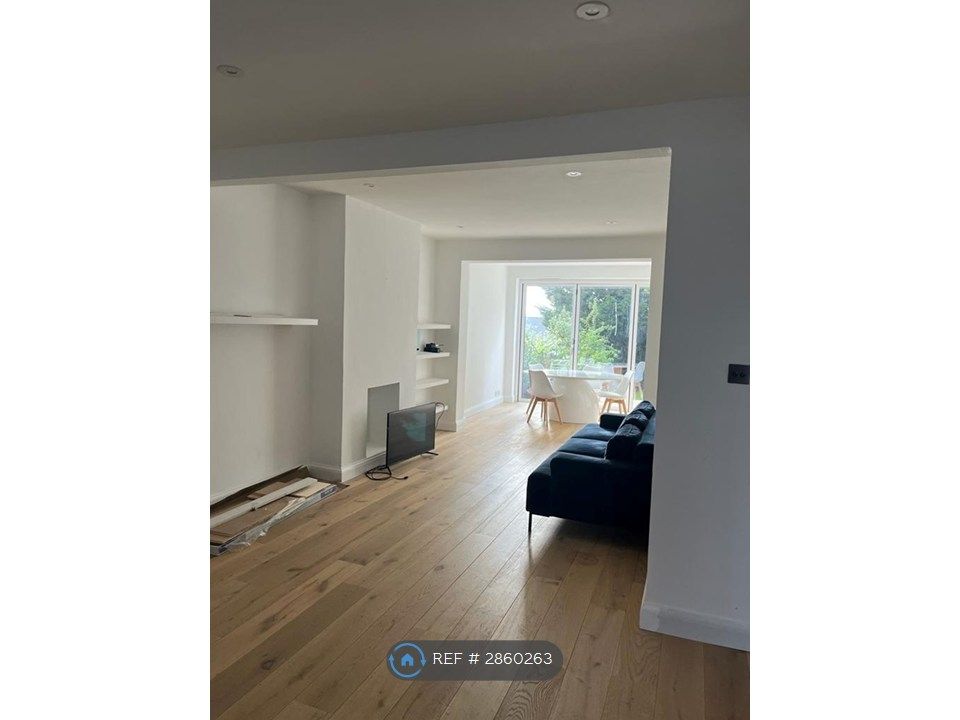 Property photo 2 of 9 Spacious Living Room