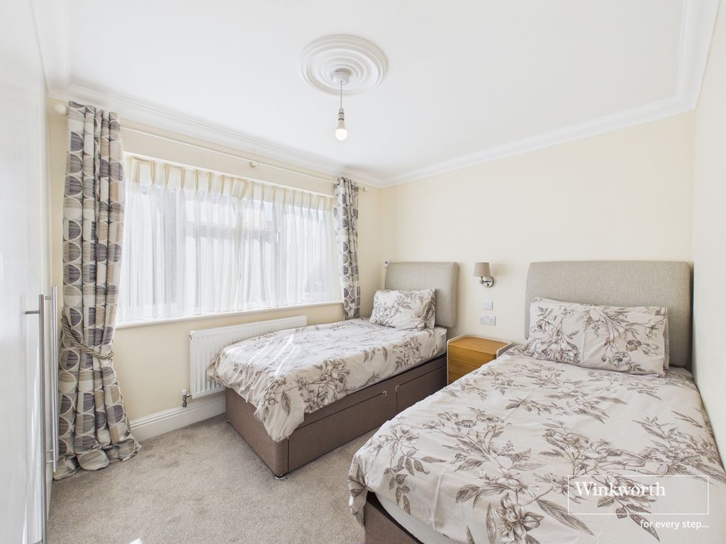 Property photo 3 of 10 Bed 2