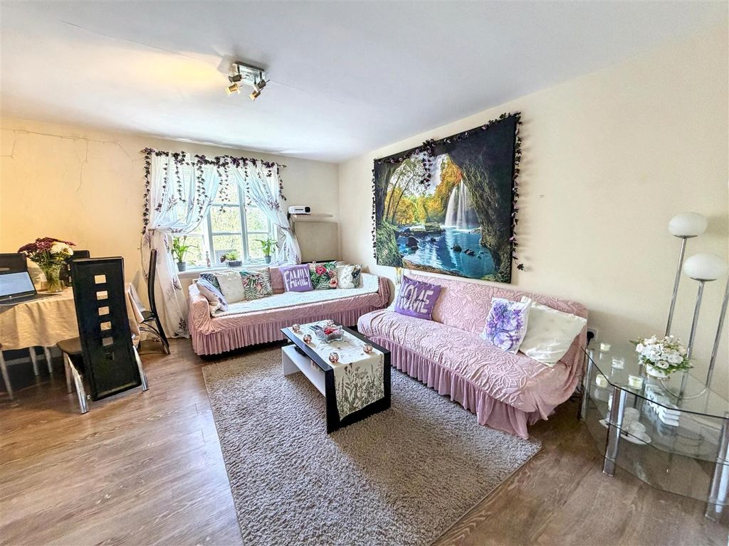 Property photo 3 of 10 Lounge