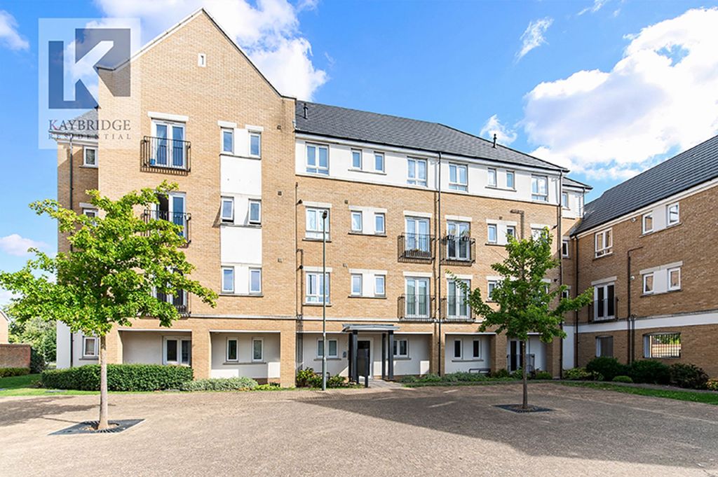 Property photo 1 of 11 Longland Place, Epsom