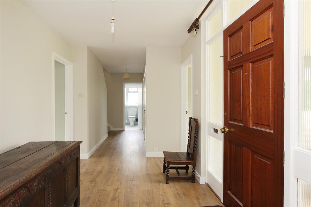 Property photo 2 of 14 Hallway