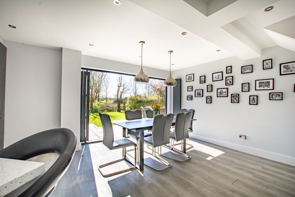 Property photo 2 of 22 Picture No. 14