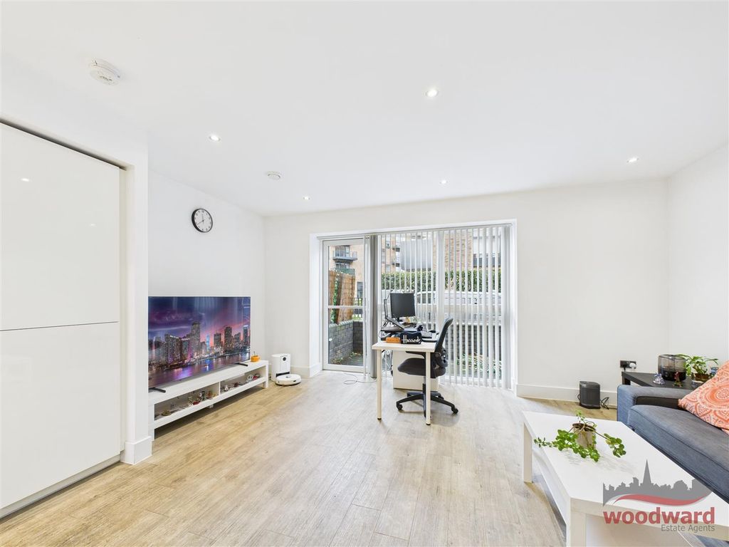 Property photo 3 of 9 Kitchen / Living Area