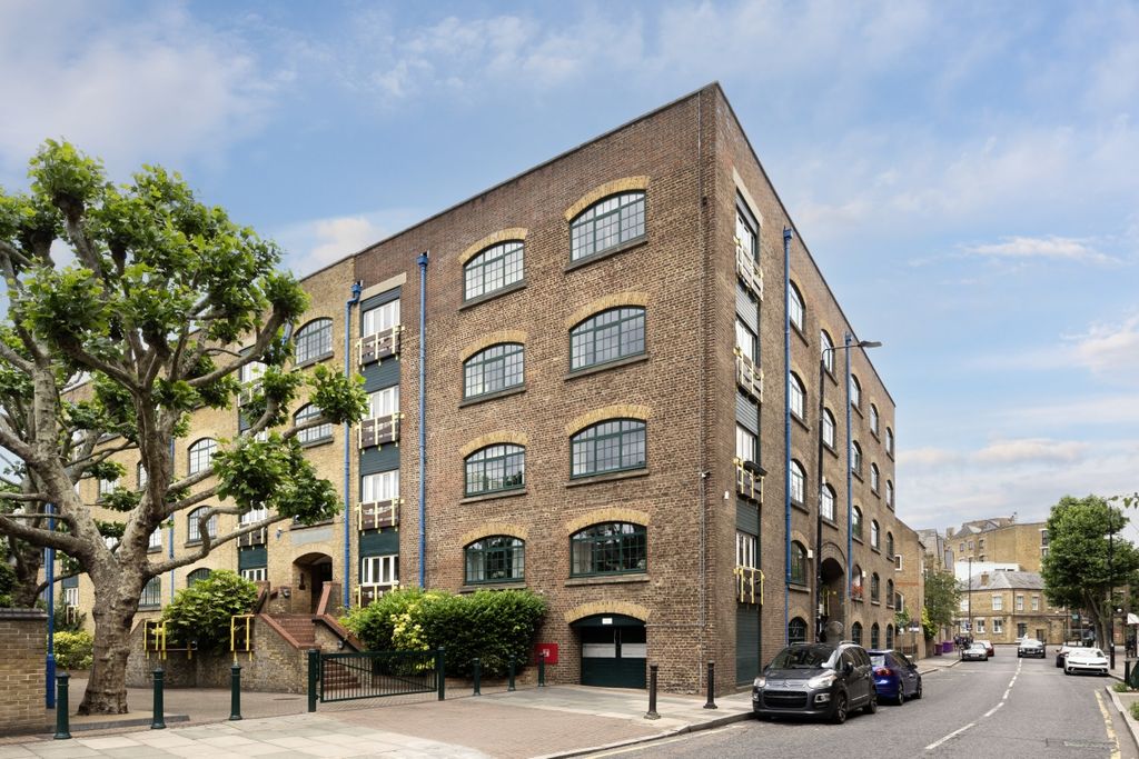 Property photo 1 of 13 Wapping High Stre...