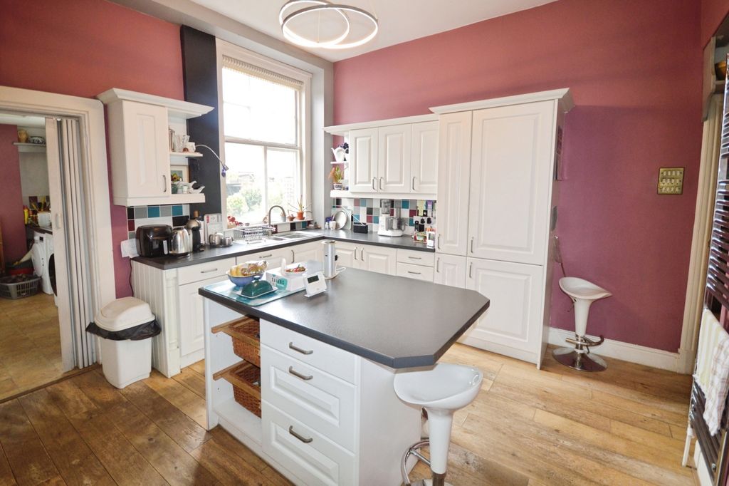 Property photo 3 of 33 Kitchen