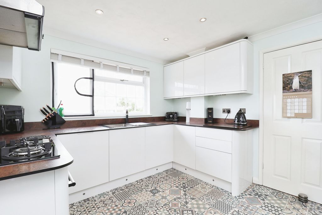 Property photo 2 of 10 Kitchen