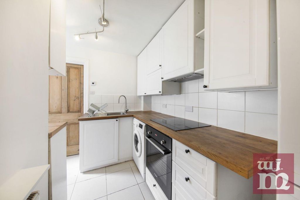 Property photo 2 of 9 Kitchen