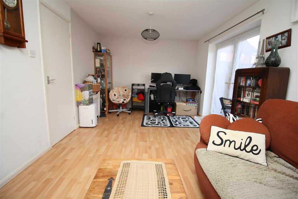 Property photo 3 of 12 Lounge