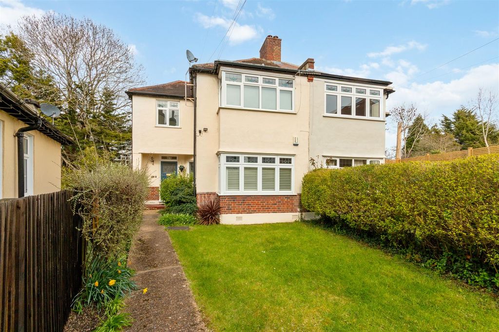 Property photo 1 of 12 Maycross Avenue