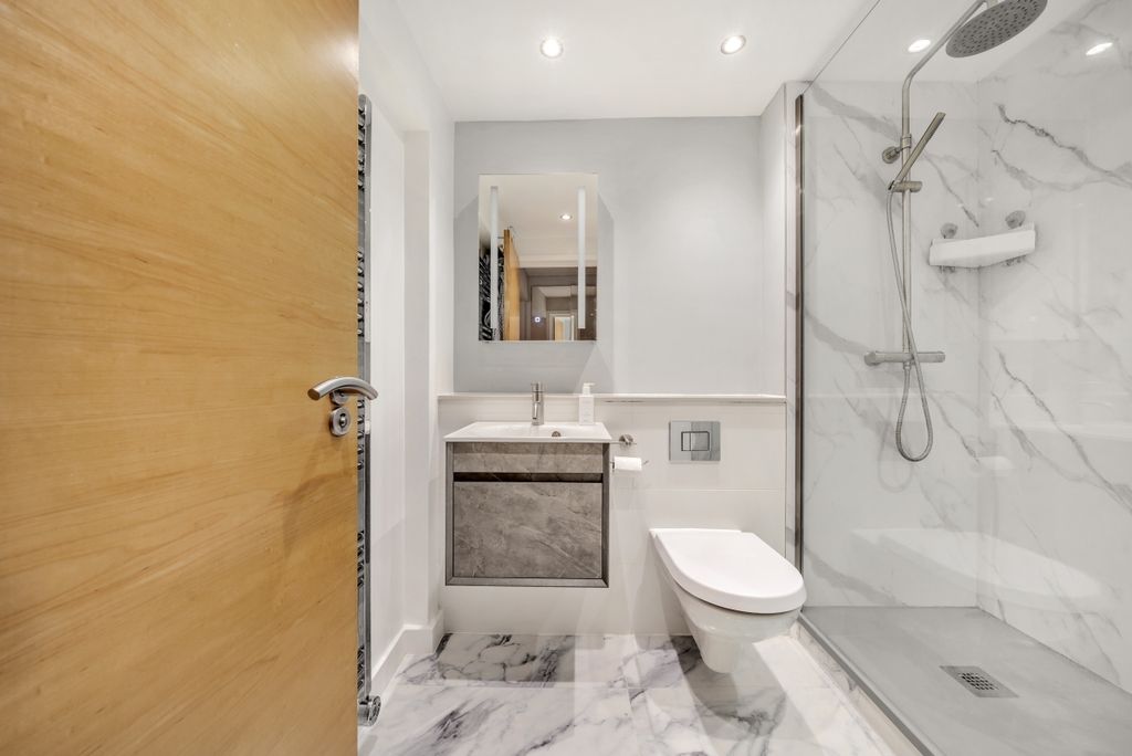 Property photo 3 of 13 Bathroom