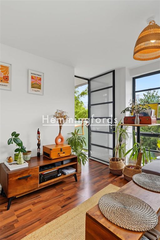 Property photo 3 of 15 De Beauvoir Crescent N1-12.Jpg