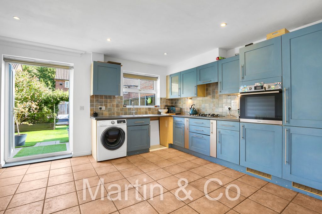 Property photo 2 of 25 1753345255 - 4 Sycamore Close, Cr2 - 9