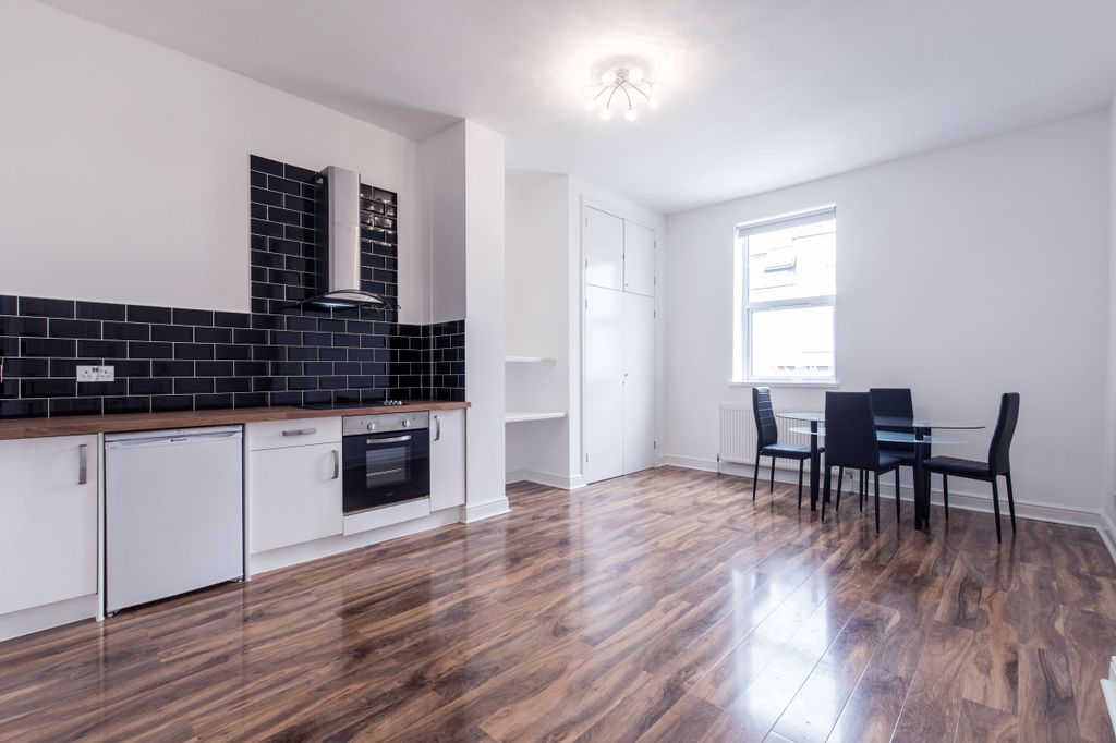 Property photo 3 of 11 Kitchen