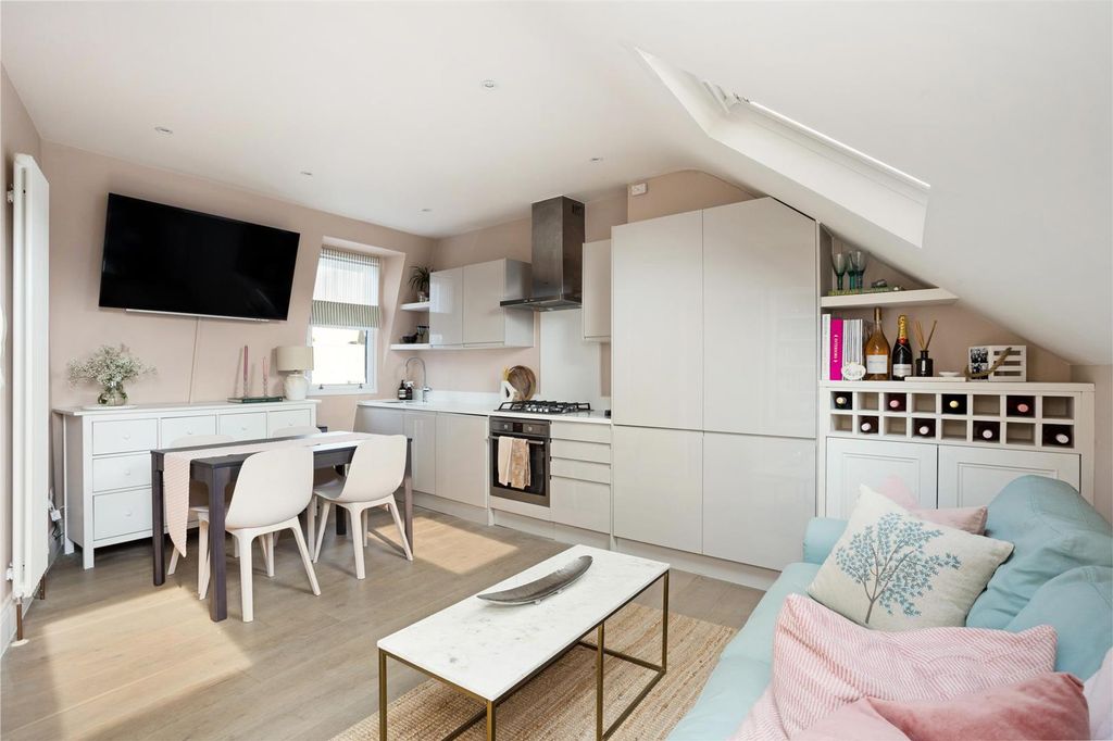 Property photo 3 of 8 77276_Flat-3-121-Stephendale-Road-London (6).Jpg