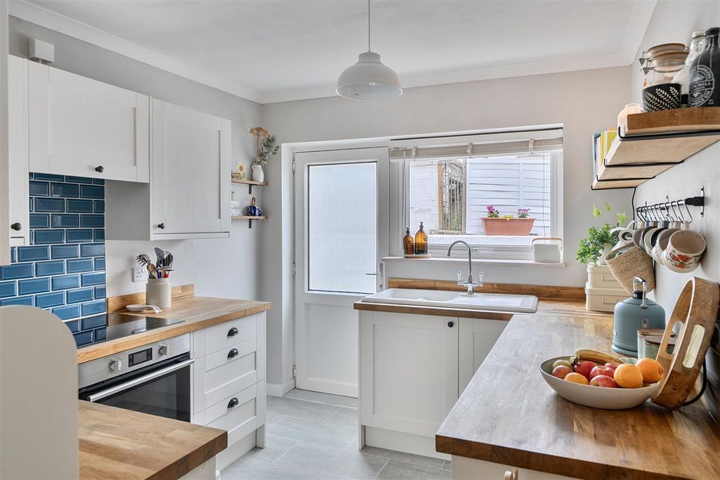 Property photo 3 of 16 Kitchen