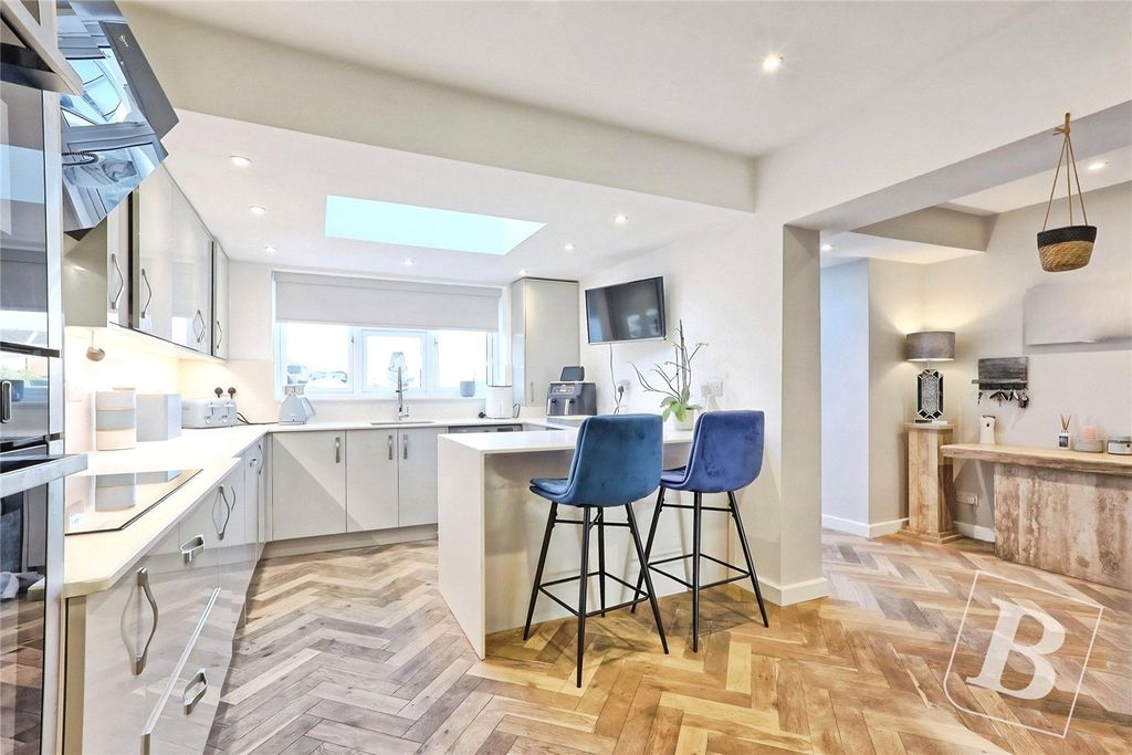 Property photo 2 of 20 Kitchen