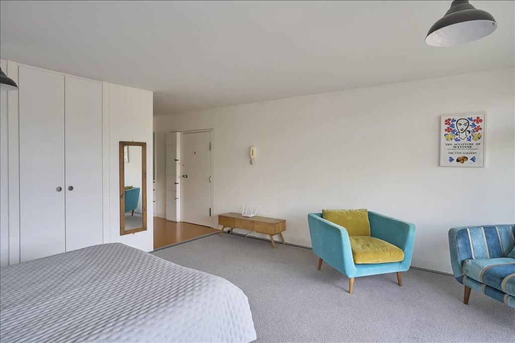 Property photo 3 of 8