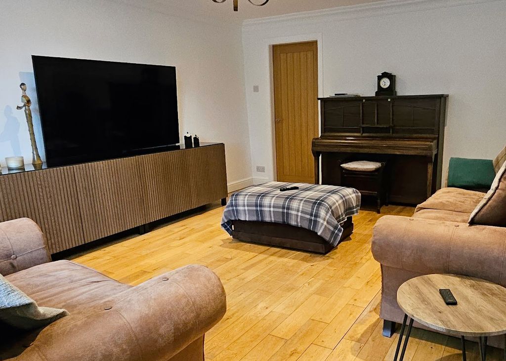 Property photo 3 of 20 4-Manor-Farm-_2