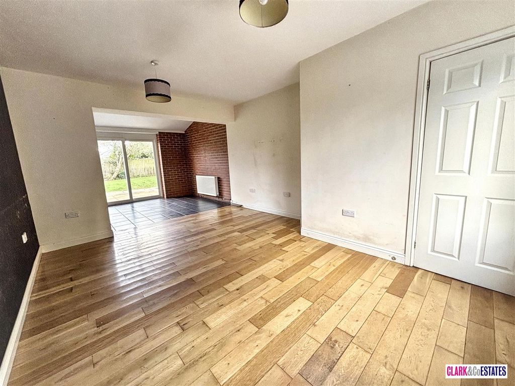 Property photo 3 of 13 Lounge