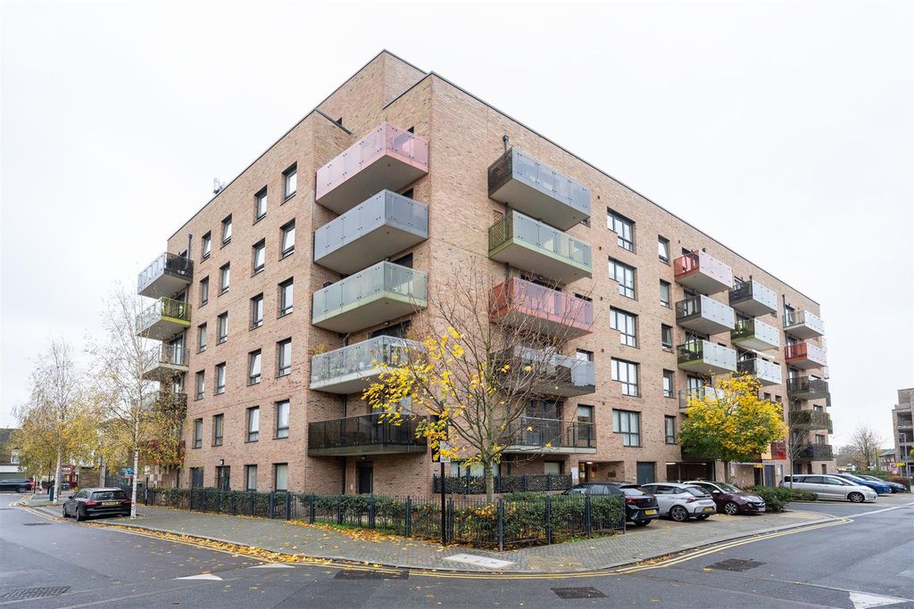 Property photo 1 of 22 Marlowe Road, E17