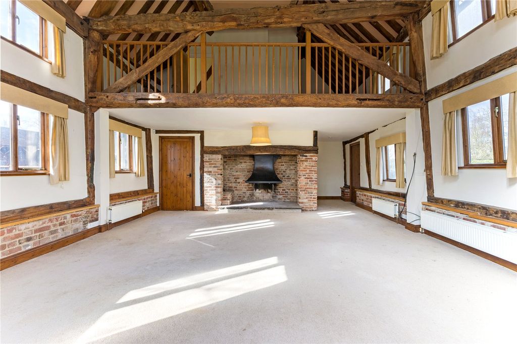 Property photo 3 of 26 Sitting