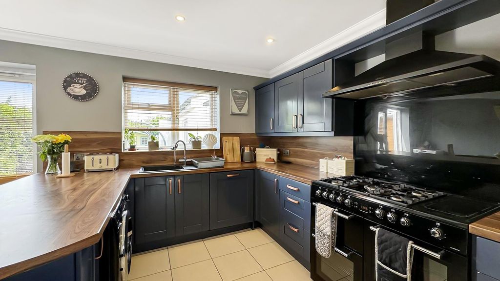 Property photo 3 of 19 Kitchen