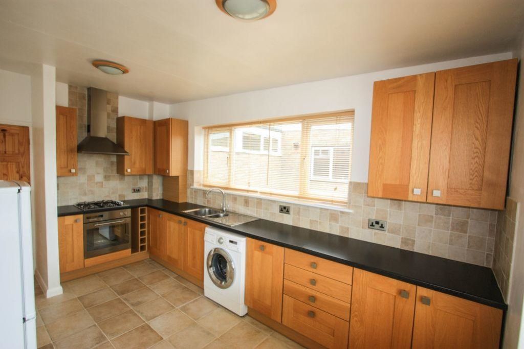 Property photo 2 of 7 Ewemove Basingstoke Hailstone Road Kitchen