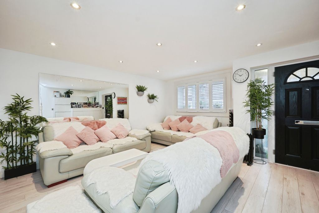 Property photo 2 of 27 Lounge