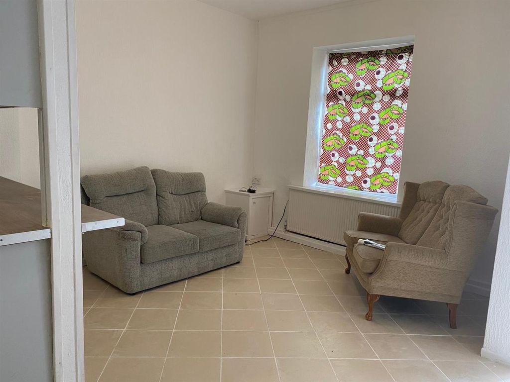 Property photo 2 of 9 Bright Lounge With Tiled Floor And Comfortable Sea...