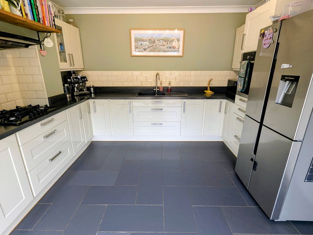 Property photo 3 of 17 Kitchen