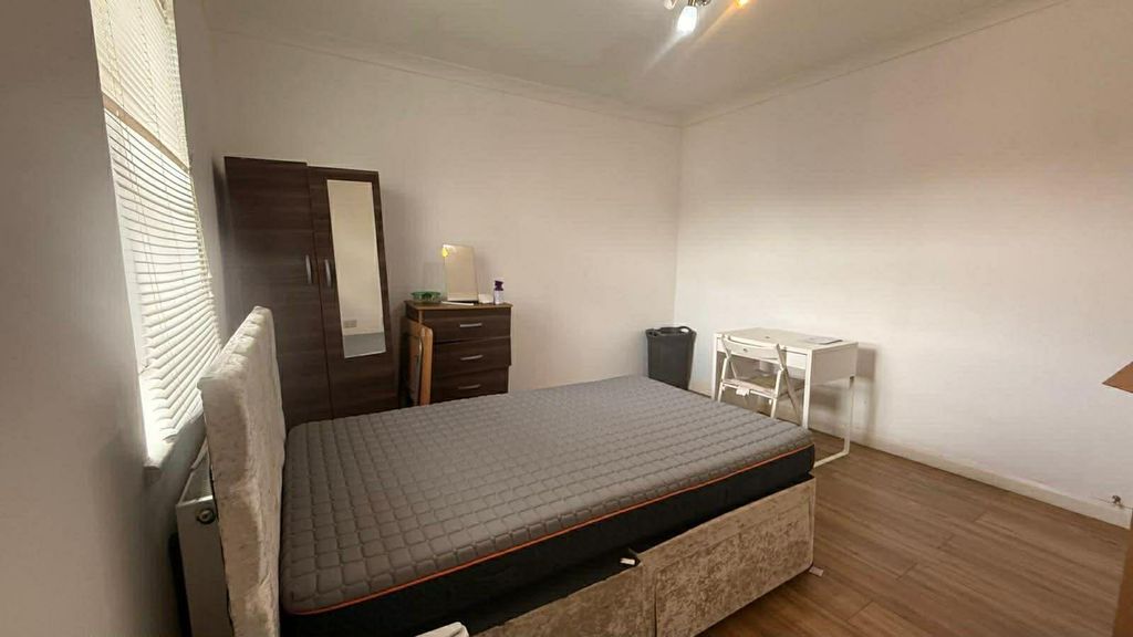 Property photo 1 of 8 Room In A House_Share