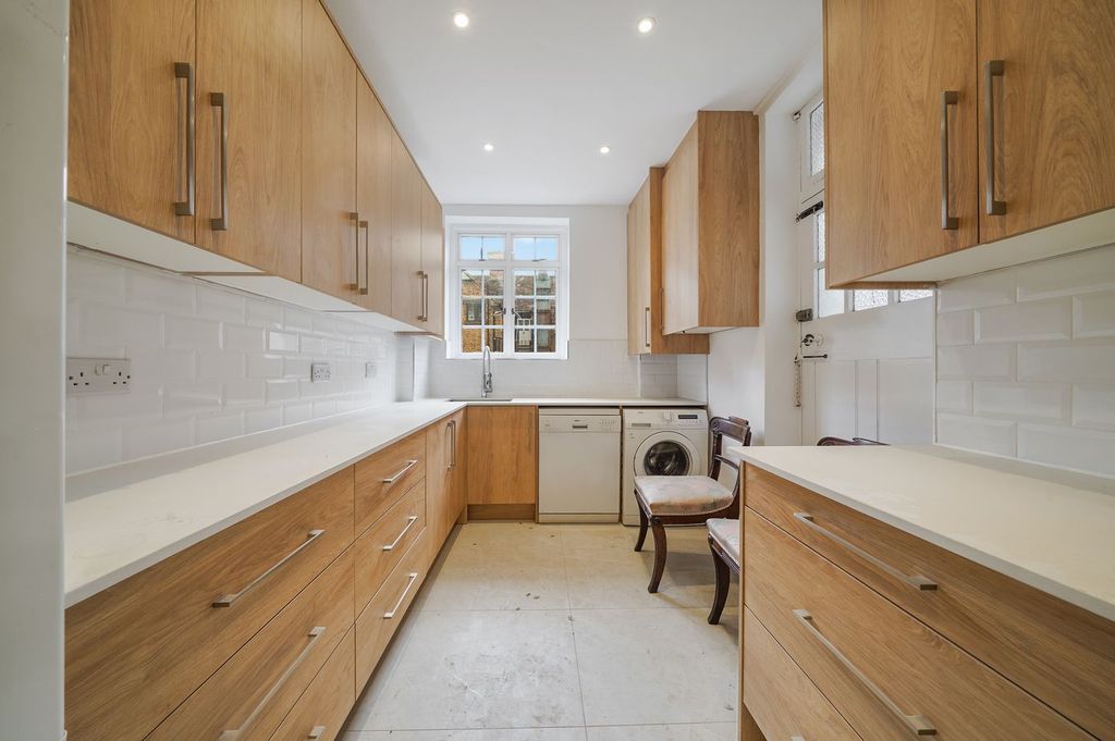 Property photo 3 of 9 Flat 4 Evelyn House 8-10 Hornton Street London W8 4Nw - 006.Jpg