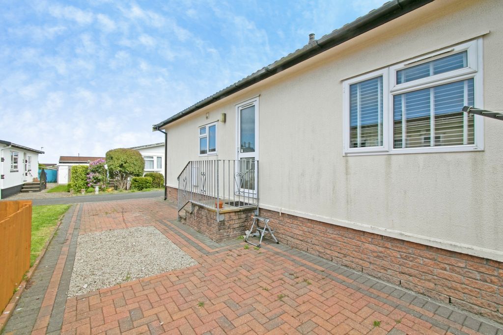 Property photo 2 of 20