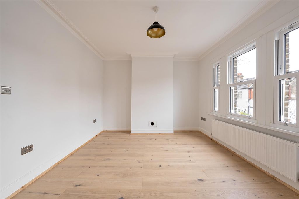 Property photo 2 of 16 Coppermill Lane, E17